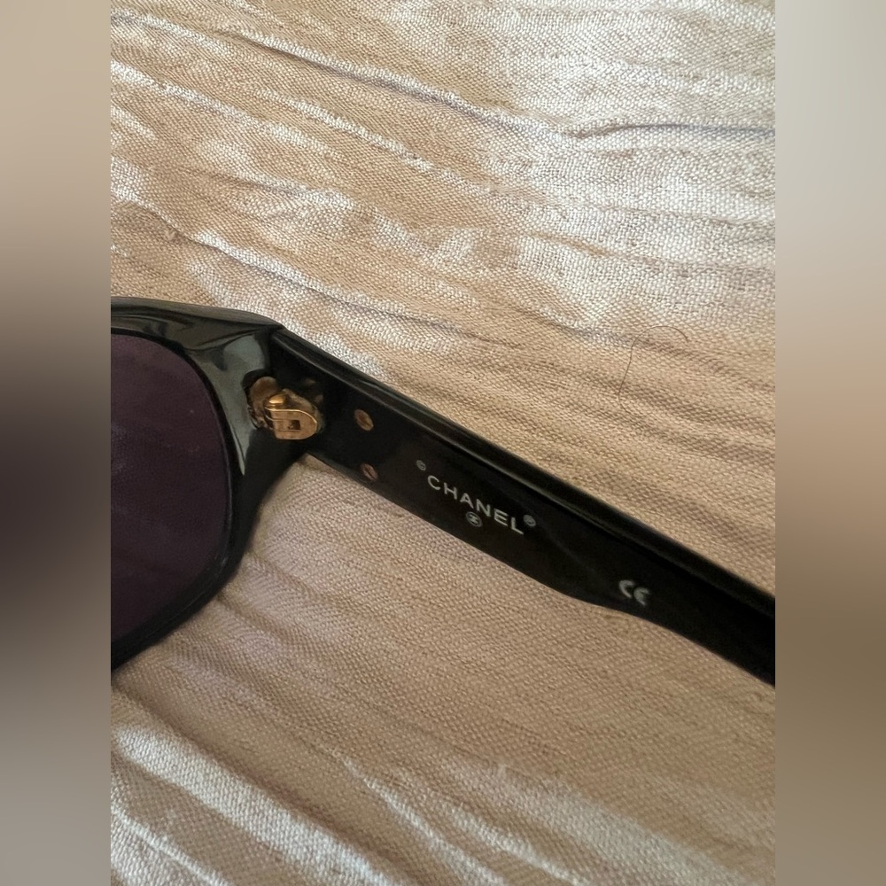 Chanel sunglasses/ does NOT come with case - Picture 5 of 7